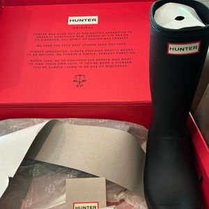 Hunter Play Boot Tall - new, in box, black, size 8